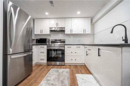 1040 Cedarwood Place, Burlington, ON - Indoor Photo Showing Kitchen