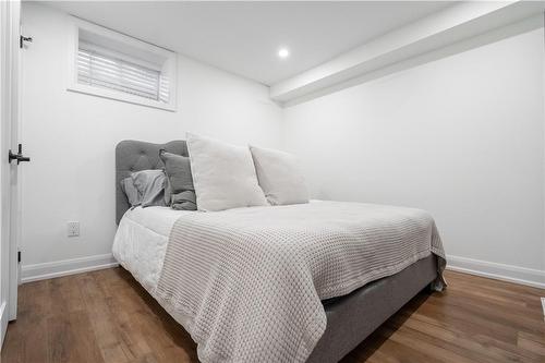 1040 Cedarwood Place, Burlington, ON - Indoor Photo Showing Bedroom