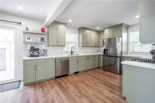 1040 Cedarwood Place, Burlington, ON - Indoor Photo Showing Kitchen With Upgraded Kitchen