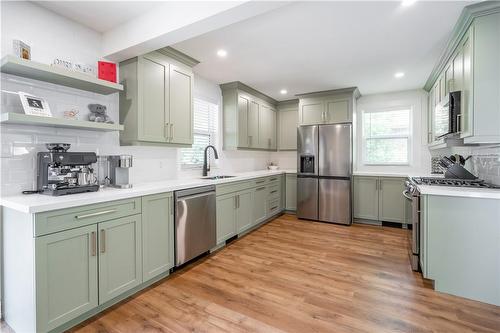 1040 Cedarwood Place, Burlington, ON - Indoor Photo Showing Kitchen With Upgraded Kitchen