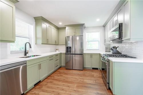 1040 Cedarwood Place, Burlington, ON - Indoor Photo Showing Kitchen With Upgraded Kitchen