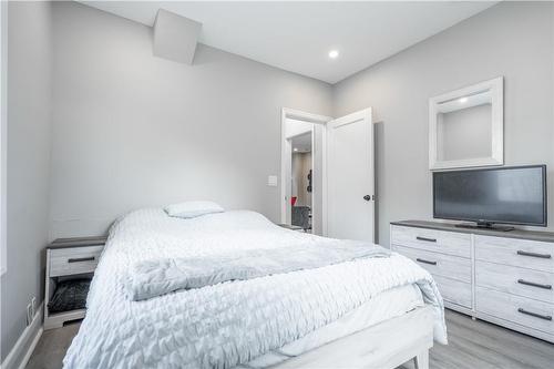 1024 Cedarwood Place, Burlington, ON - Indoor Photo Showing Bedroom