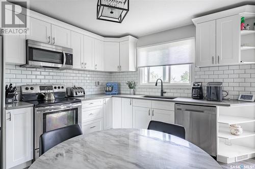 126 Johnson Crescent, Saskatoon, SK - Indoor Photo Showing Kitchen With Stainless Steel Kitchen With Upgraded Kitchen