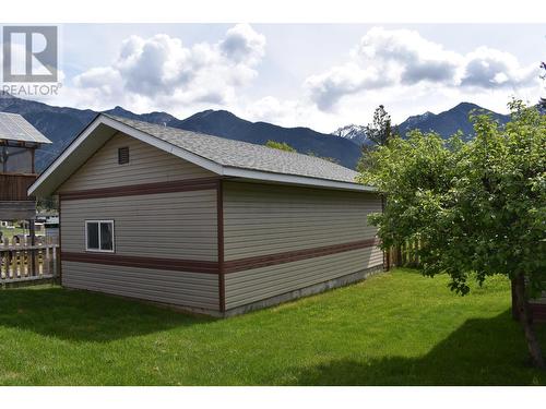 5724 Vermillion Street, Edgewater, BC - Outdoor