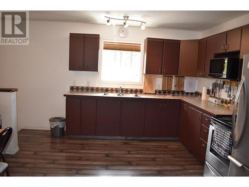 5724 Vermillion Street, Edgewater, BC - Indoor Photo Showing Kitchen