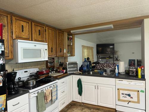 4717 Goat River Road N, Creston, BC - Indoor Photo Showing Kitchen