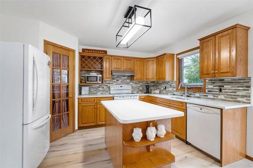 19 Simsbury Place, Winnipeg, MB - Indoor Photo Showing Kitchen With Double Sink