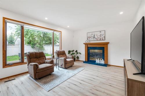 19 Simsbury Place, Winnipeg, MB - Indoor Photo Showing Living Room With Fireplace