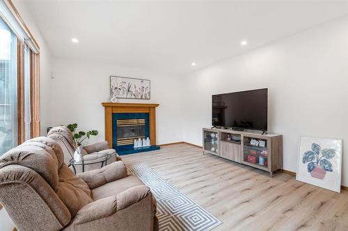 19 Simsbury Place, Winnipeg, MB - Indoor Photo Showing Living Room With Fireplace
