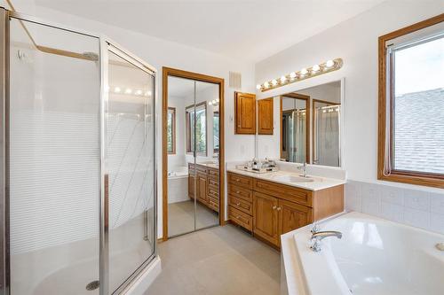 19 Simsbury Place, Winnipeg, MB - Indoor Photo Showing Bathroom