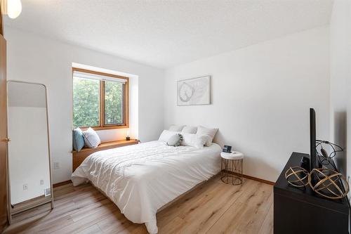 19 Simsbury Place, Winnipeg, MB - Indoor Photo Showing Bedroom