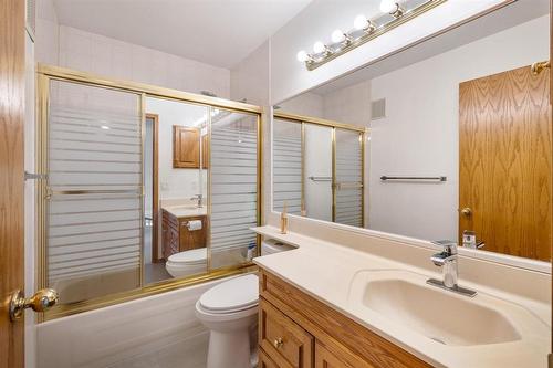 19 Simsbury Place, Winnipeg, MB - Indoor Photo Showing Bathroom