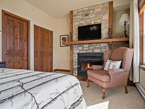 Bedroom - 4-175Z Rue Du Mont-Plaisant, Mont-Tremblant, QC - Indoor Photo Showing Bedroom With Fireplace