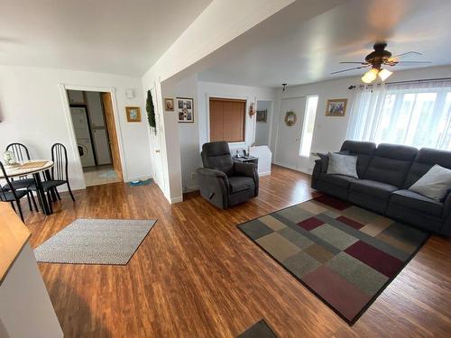 Vue d'ensemble - 495A  - 495B Rg St-Charles, La Malbaie, QC - Indoor Photo Showing Living Room