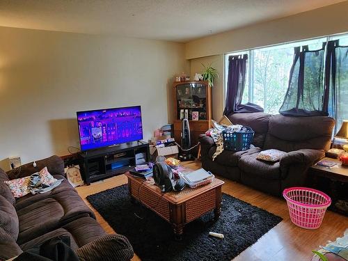 1666 Douglas Street, Merritt, BC - Indoor Photo Showing Living Room