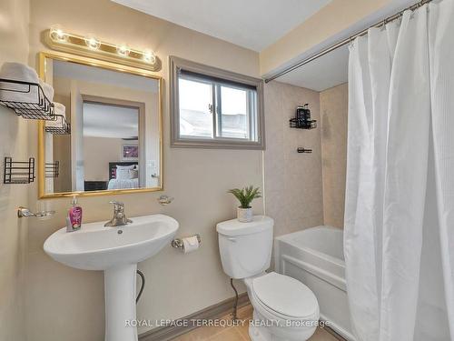3143 Valcourt Cres, Mississauga, ON - Indoor Photo Showing Bathroom
