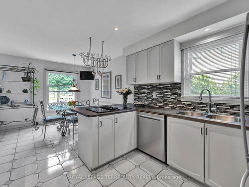 3143 Valcourt Cres, Mississauga, ON - Indoor Photo Showing Kitchen With Double Sink