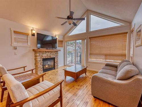 355-6819 Madrid Way, Kelowna, BC - Indoor Photo Showing Living Room With Fireplace