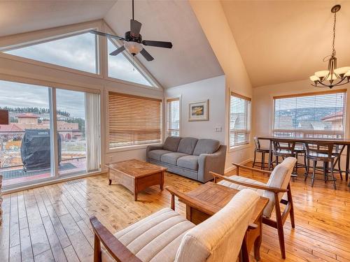 355-6819 Madrid Way, Kelowna, BC - Indoor Photo Showing Living Room