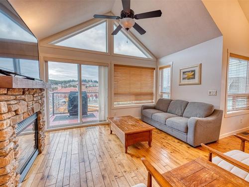 355-6819 Madrid Way, Kelowna, BC - Indoor Photo Showing Living Room With Fireplace