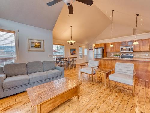 355-6819 Madrid Way, Kelowna, BC - Indoor Photo Showing Living Room