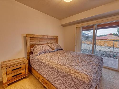 355-6819 Madrid Way, Kelowna, BC - Indoor Photo Showing Bedroom