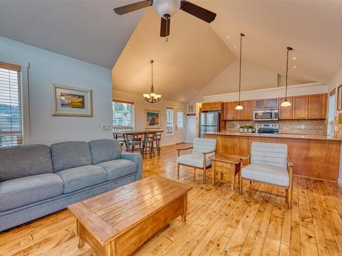 355-6819 Madrid Way, Kelowna, BC - Indoor Photo Showing Living Room