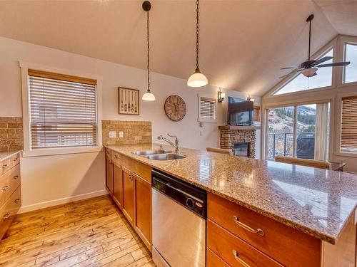 355-6819 Madrid Way, Kelowna, BC - Indoor Photo Showing Kitchen With Double Sink