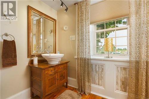 18990 18 County Road, Martintown, ON - Indoor Photo Showing Bathroom