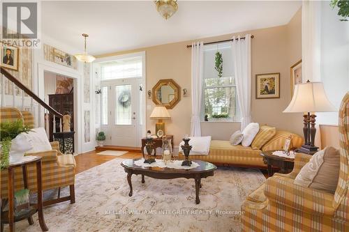 18990 18 County Road, South Glengarry, ON - Indoor Photo Showing Living Room