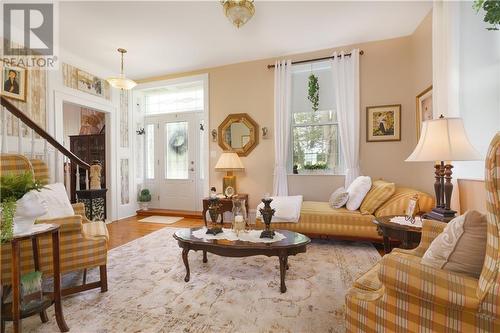 18990 18 County Road, Martintown, ON - Indoor Photo Showing Living Room