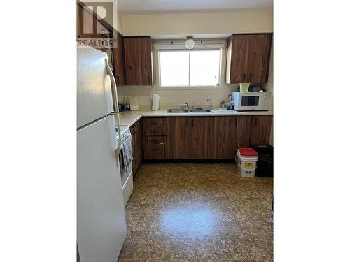 256 Spieker Avenue, Tumbler Ridge, BC - Indoor Photo Showing Kitchen With Double Sink