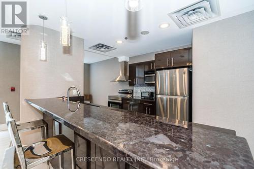 813 - 39 Oneida Crescent, Richmond Hill (Langstaff), ON - Indoor Photo Showing Kitchen With Stainless Steel Kitchen