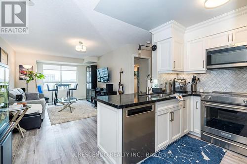 813 - 39 Oneida Crescent, Richmond Hill (Langstaff), ON - Indoor Photo Showing Kitchen With Stainless Steel Kitchen With Double Sink