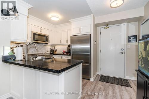 813 - 39 Oneida Crescent, Richmond Hill (Langstaff), ON - Indoor Photo Showing Kitchen With Stainless Steel Kitchen With Upgraded Kitchen