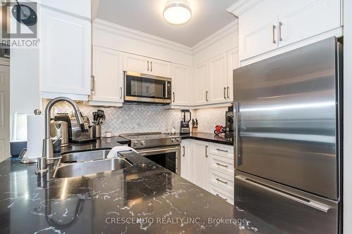 813 - 39 Oneida Crescent, Richmond Hill (Langstaff), ON - Indoor Photo Showing Kitchen With Stainless Steel Kitchen With Double Sink With Upgraded Kitchen