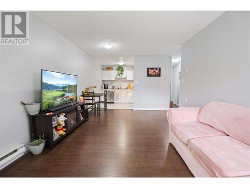 395 Franklyn Road Unit# 108, Kelowna, BC - Indoor Photo Showing Living Room