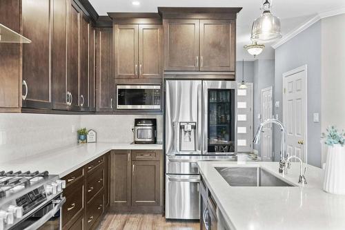 5154 Bird Boulevard, Burlington, ON - Indoor Photo Showing Kitchen With Upgraded Kitchen