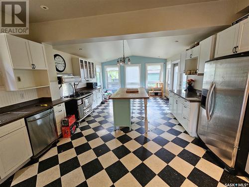 411 Ominica Street W, Moose Jaw, SK - Indoor Photo Showing Kitchen