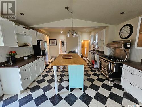 411 Ominica Street W, Moose Jaw, SK - Indoor Photo Showing Kitchen