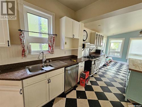 411 Ominica Street W, Moose Jaw, SK - Indoor Photo Showing Kitchen With Double Sink