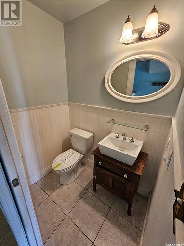 411 Ominica Street W, Moose Jaw, SK - Indoor Photo Showing Bathroom