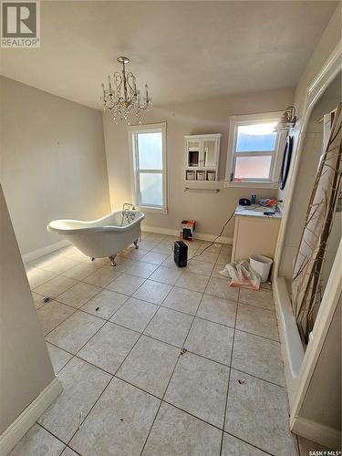 411 Ominica Street W, Moose Jaw, SK - Indoor Photo Showing Other Room