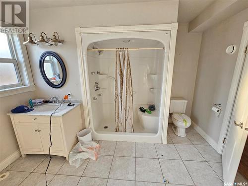 411 Ominica Street W, Moose Jaw, SK - Indoor Photo Showing Bathroom