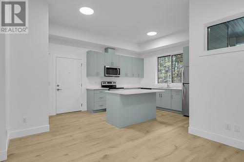 1960 Northern Flicker Court Unit# 16, Kelowna, BC - Indoor Photo Showing Kitchen With Upgraded Kitchen