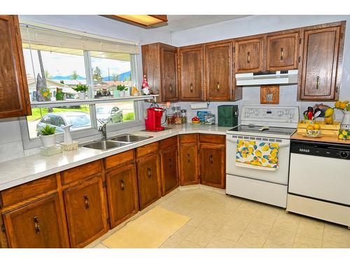 2404 Dogwood Street, Creston, BC - Indoor Photo Showing Kitchen With Double Sink