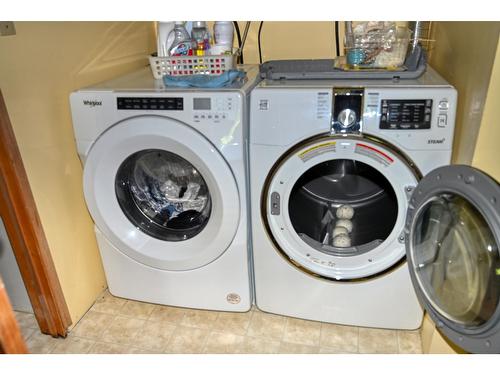 2404 Dogwood Street, Creston, BC - Indoor Photo Showing Laundry Room