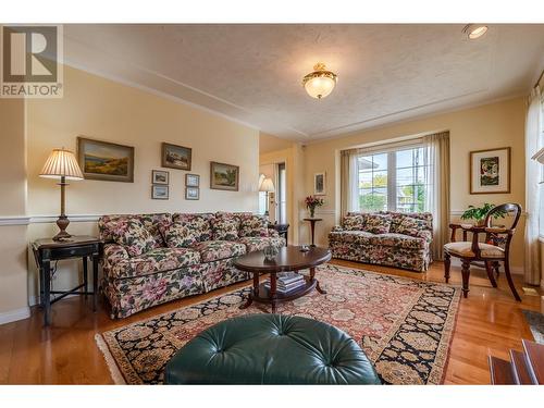 463 Eastside Avenue, Oliver, BC - Indoor Photo Showing Living Room