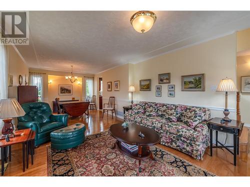 463 Eastside Avenue, Oliver, BC - Indoor Photo Showing Living Room