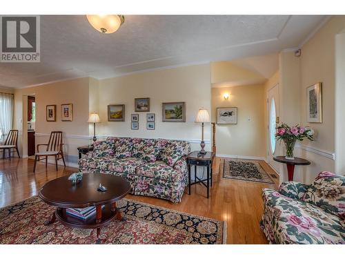 463 Eastside Avenue, Oliver, BC - Indoor Photo Showing Living Room